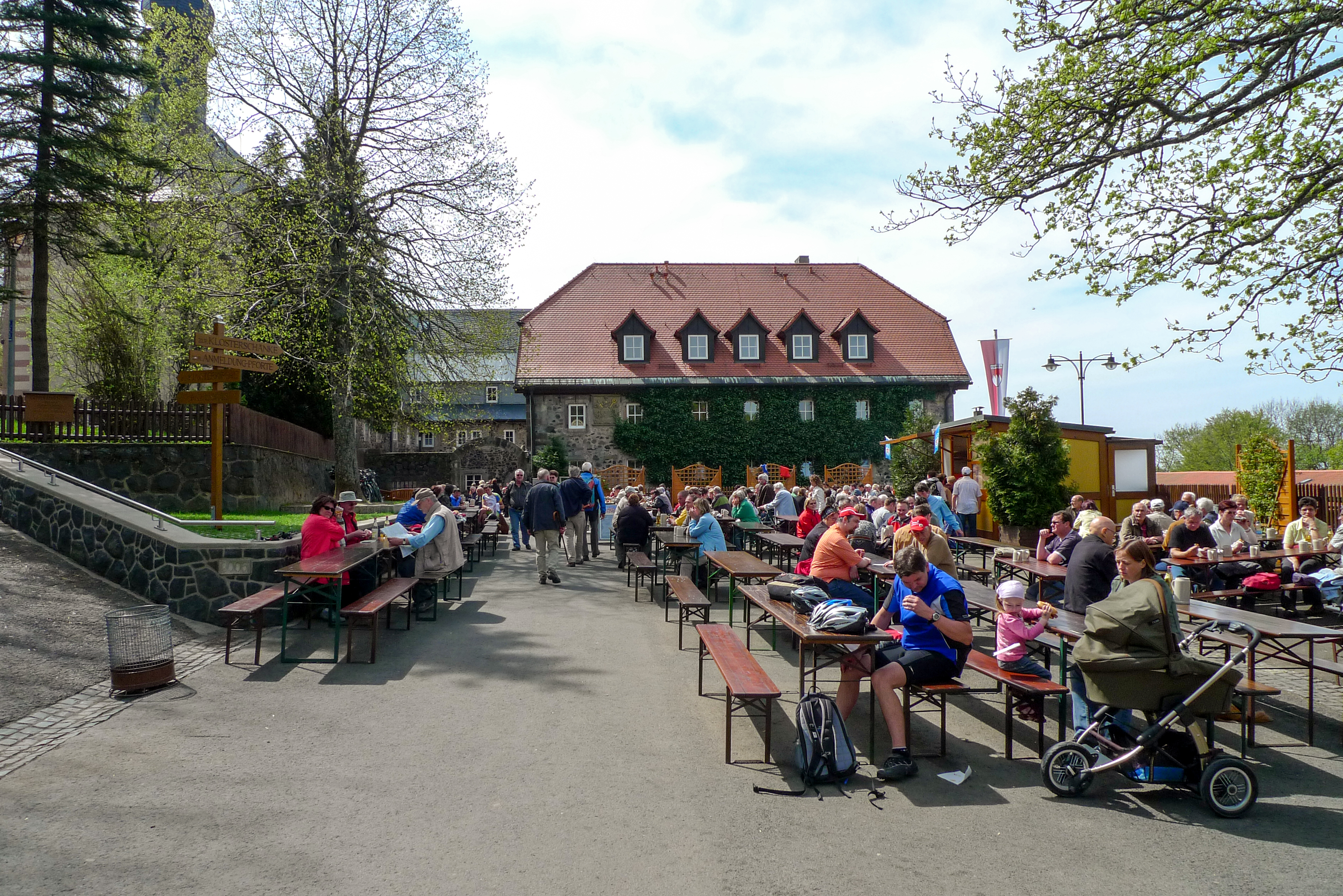 rhoen-franziskaner-kloster-kreuzberg-biergarten.jpg